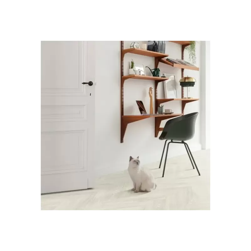 Panele winylowe Moduleo LayRed Herringbone Laurel Oak 51104 - jasne panele winylowe ułożone w jodełkę w salonie